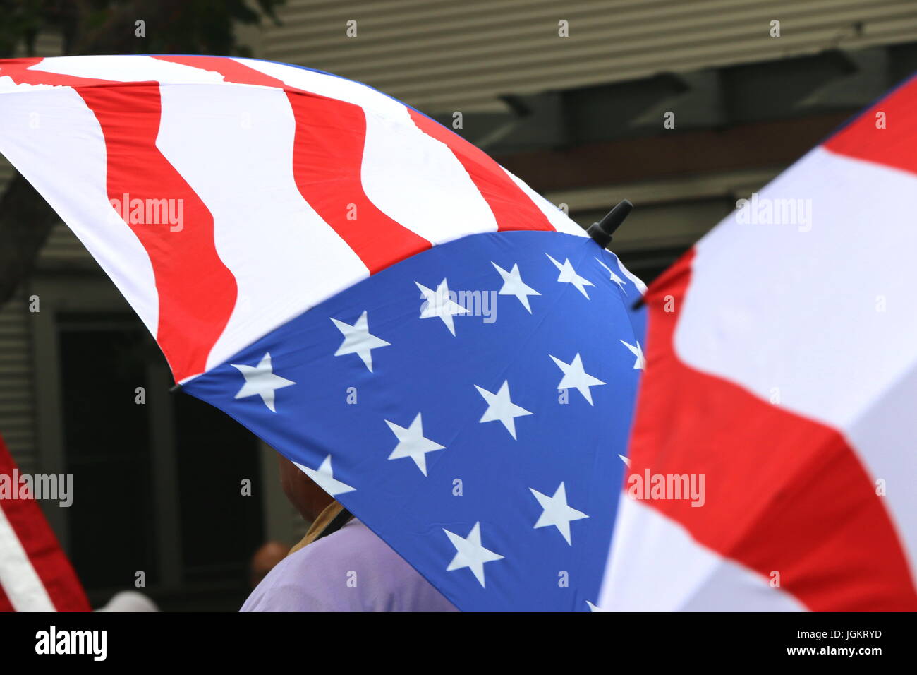 Drapeau américain de parasols. Défilé du 4 juillet, Monterey CA. Banque D'Images