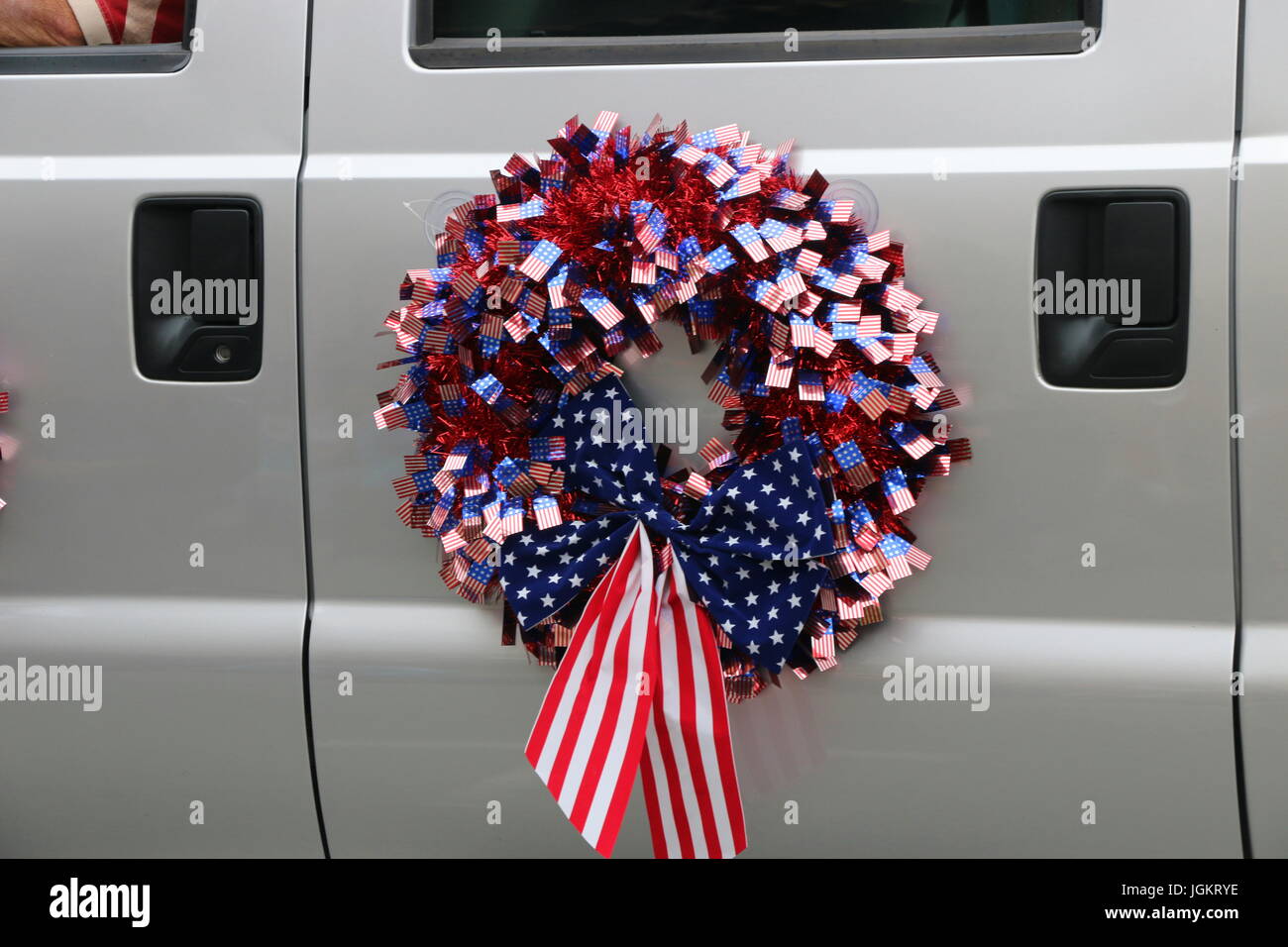 Guirlande drapeau américain sur voiture en parade. Banque D'Images