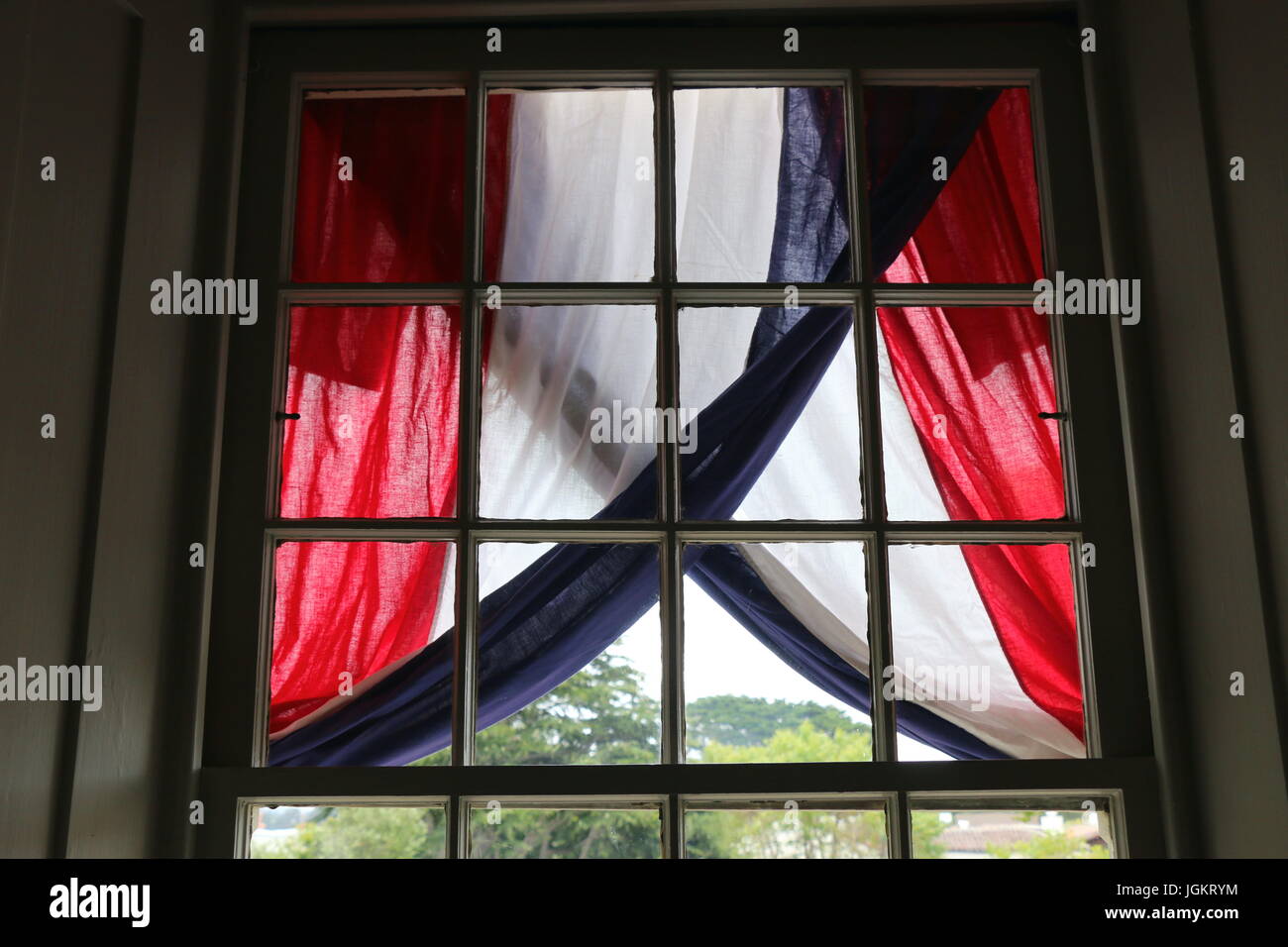 Drapeau américain Afficher, fenêtre, 4 juillet, Colton Hall, Monterey CA. Banque D'Images