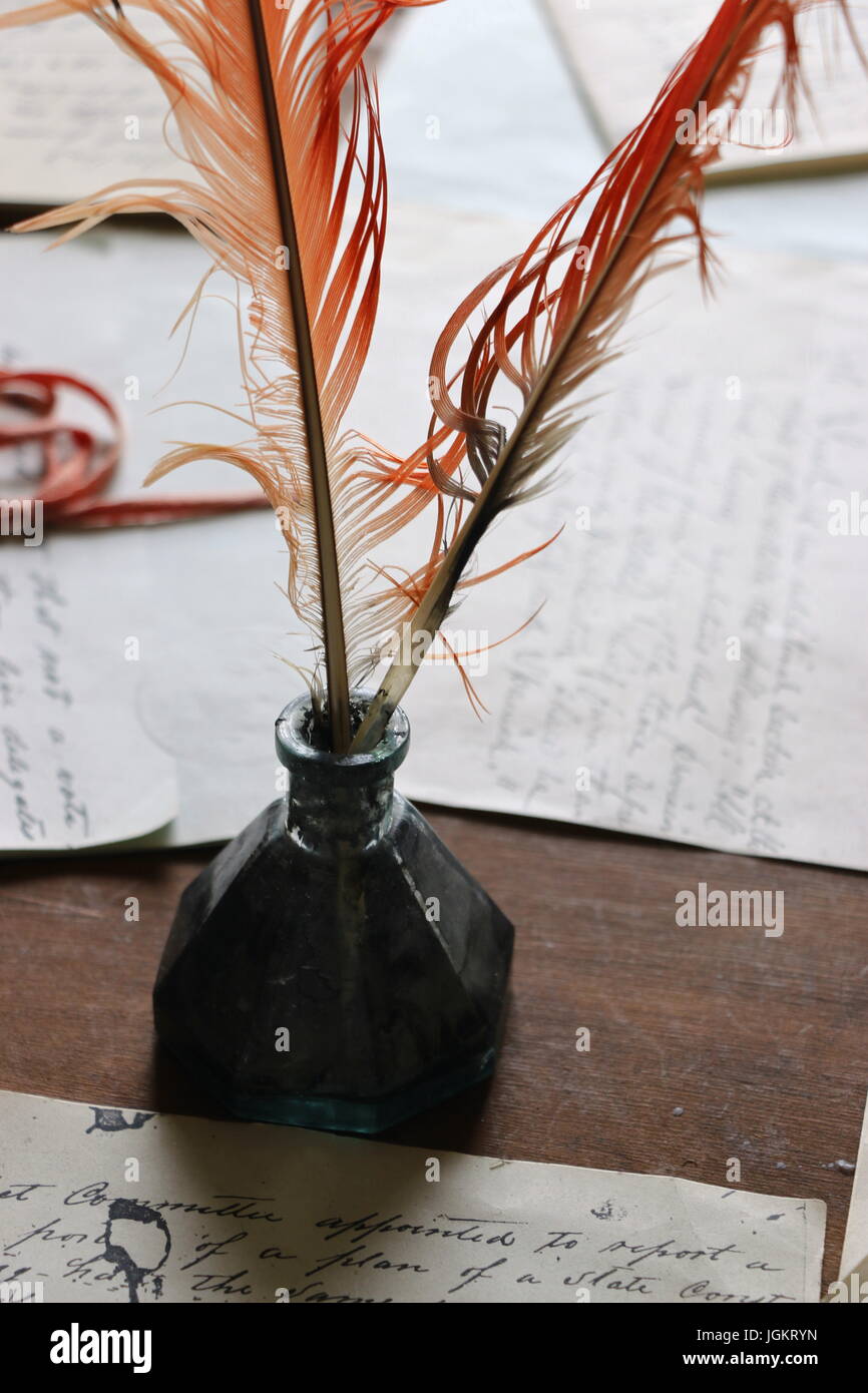 Plume plume encrier avec de vieux documents en Banque D'Images