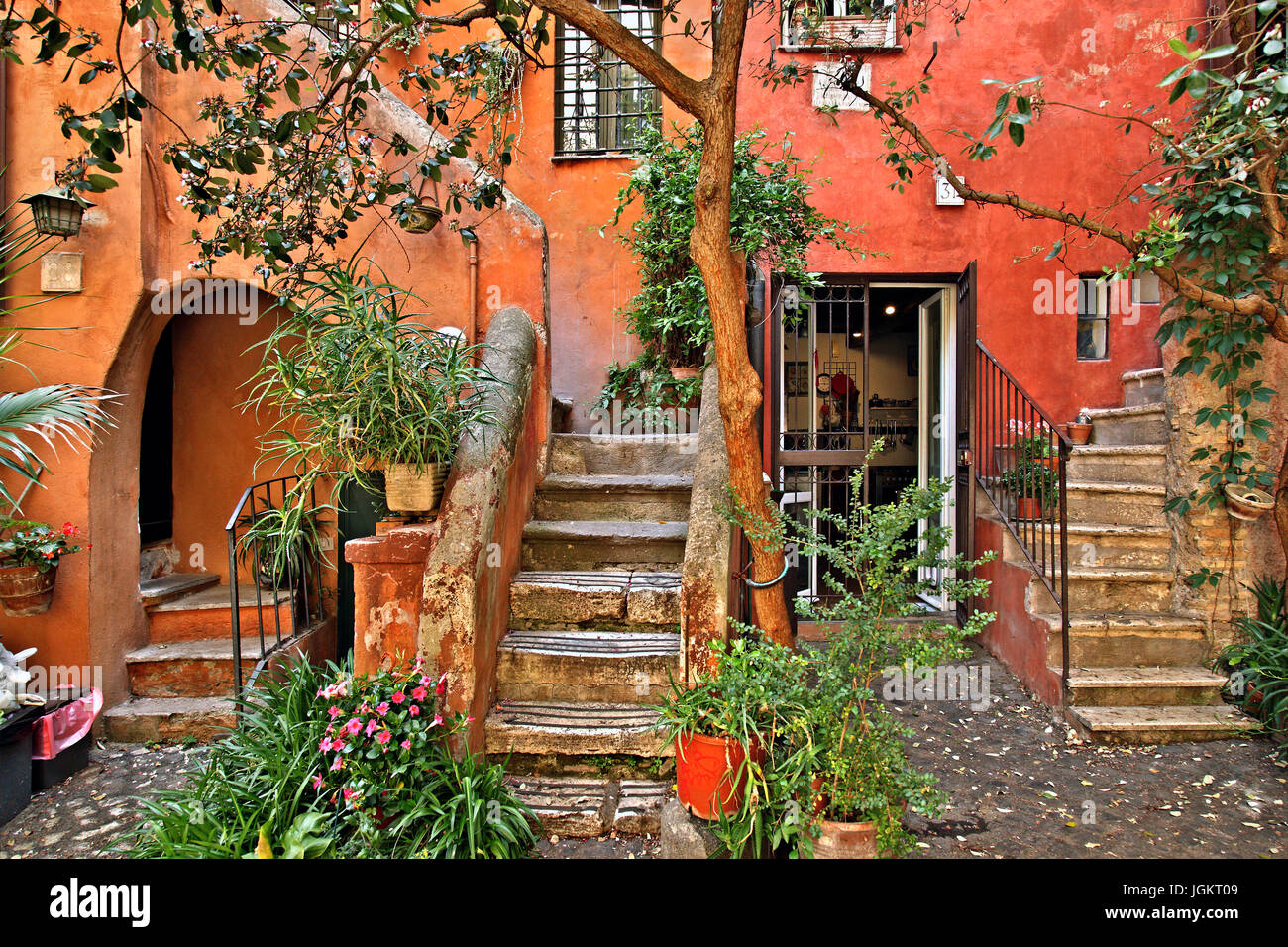 Arco degli acetari, une belle cour intérieure, petite, cachée derrière un passage voûté, à proximité de Campo de' Fiori, Rome. Banque D'Images