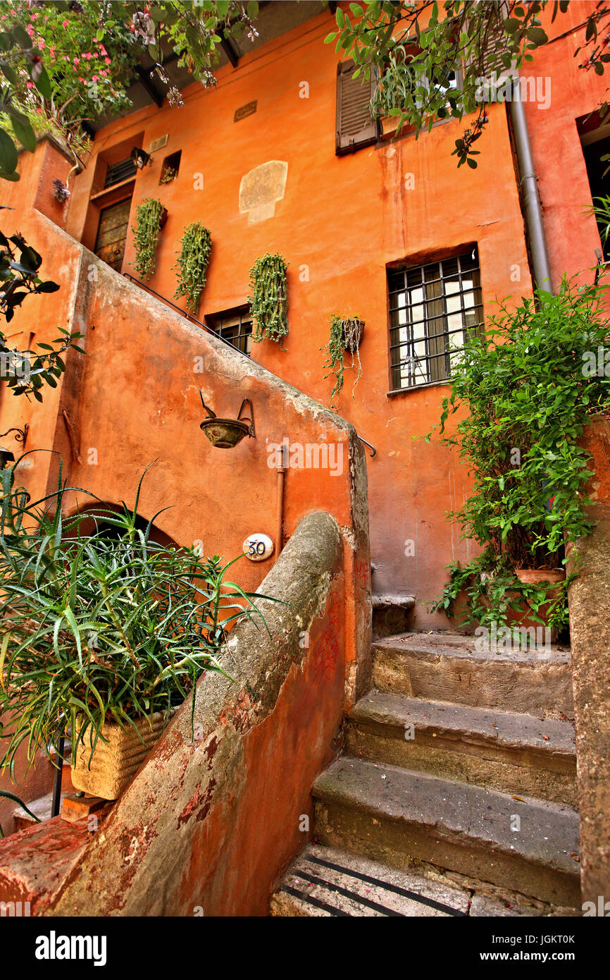 Arco degli Acetari, une belle cour intérieure, petite, cachée derrière un passage voûté, à proximité de Campo de' Fiori, Rome. Banque D'Images