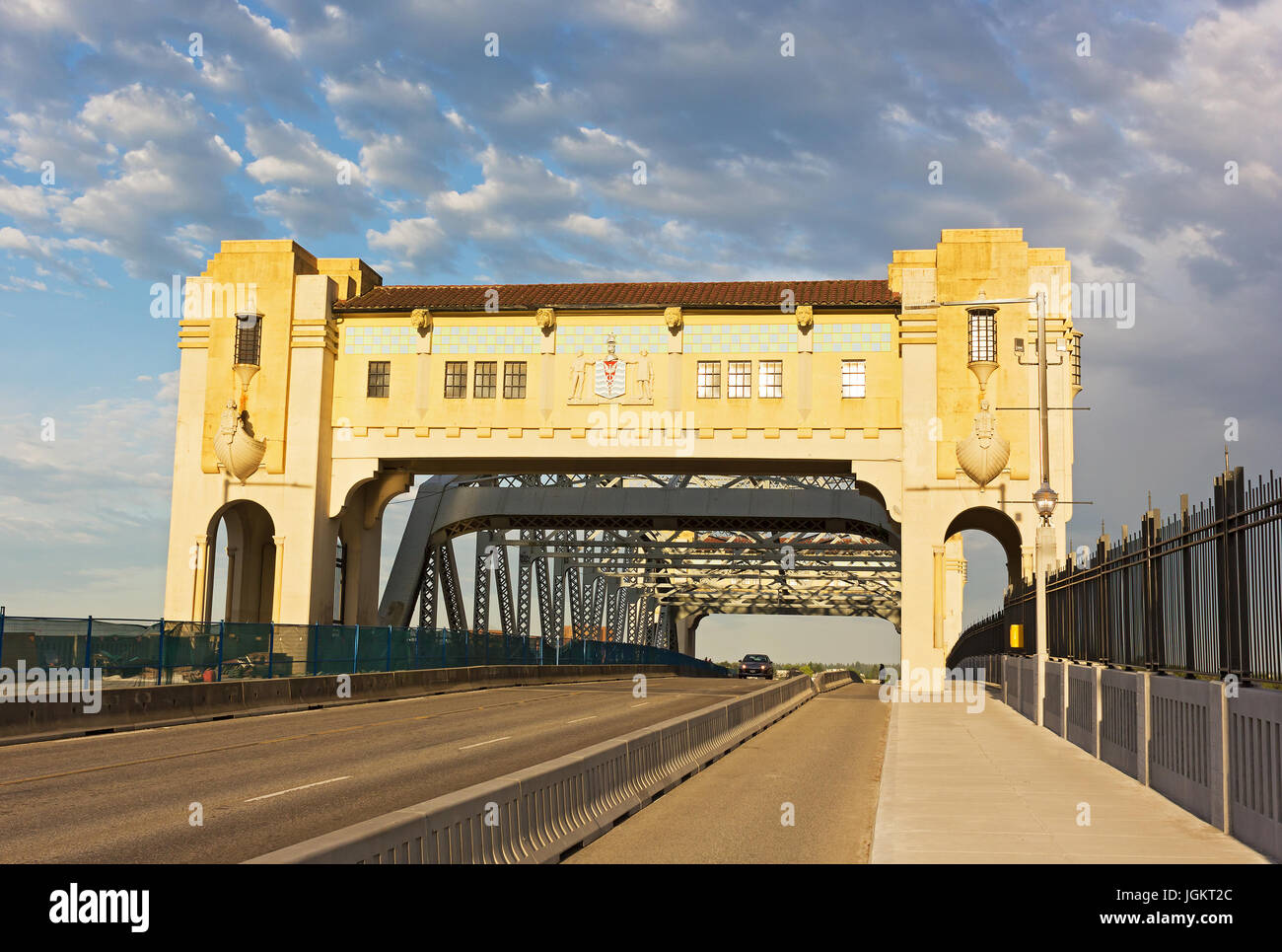 Pylône de l'est avec des décorations sur le pont Burrard au lever du soleil, Vancouver, BC, Canada. Beau pont est l'un des trois ponts qui traversent le bras de mer False Creek i Banque D'Images