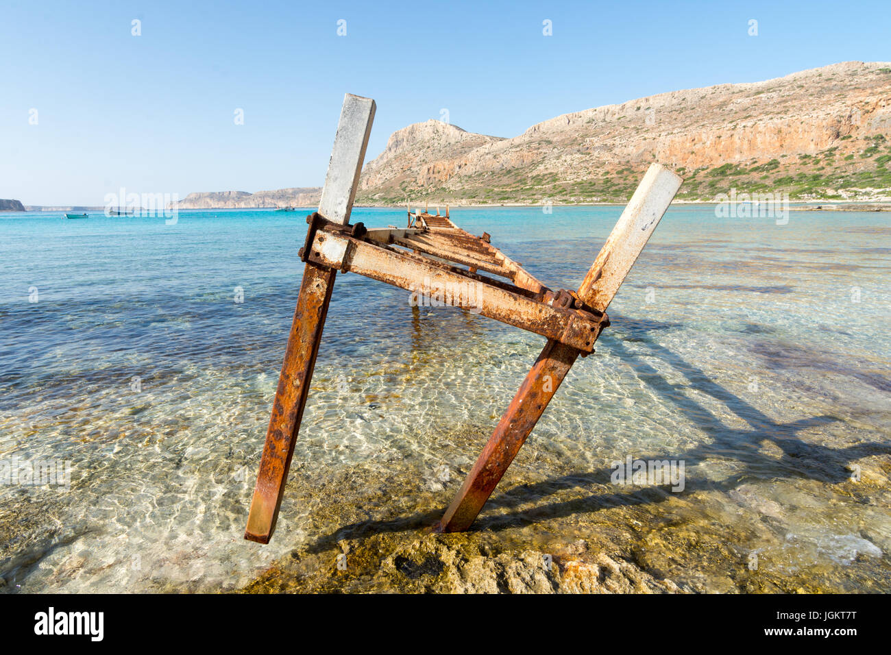 La rouille et Twisted Metal ancienne jetée à la plage et le lagon de Balos, au nord-ouest de la Crète, en Grèce, sur le côté ouest de la péninsule de Gramvoussa. Banque D'Images