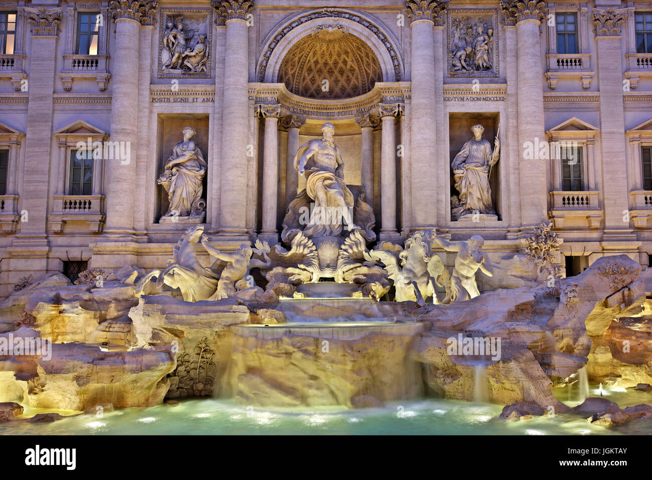 Nuit qui tombe à Fontana di Trevi, Rome, Italie Banque D'Images