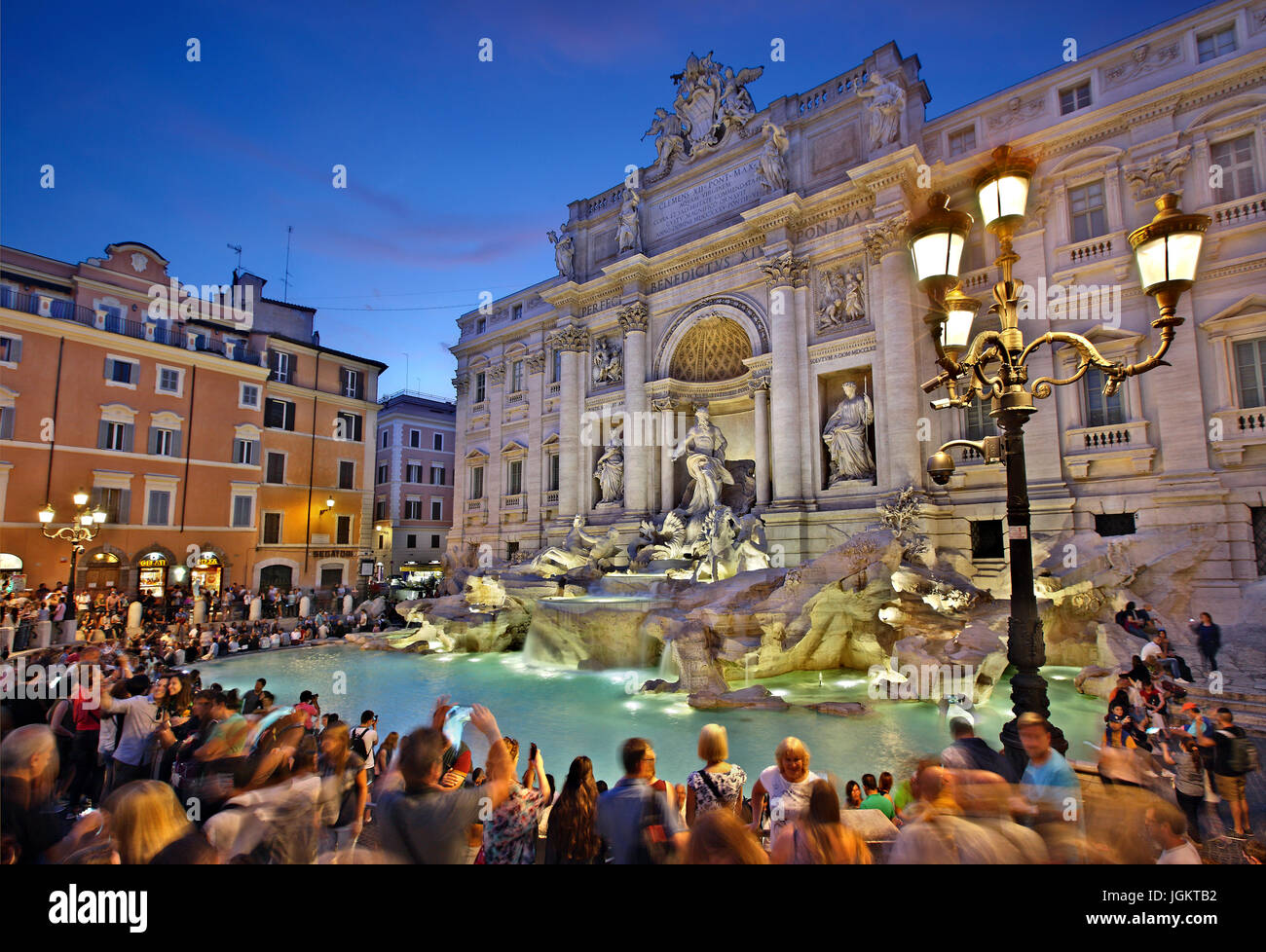 Nuit qui tombe à Fontana di Trevi, Rome, Italie Banque D'Images