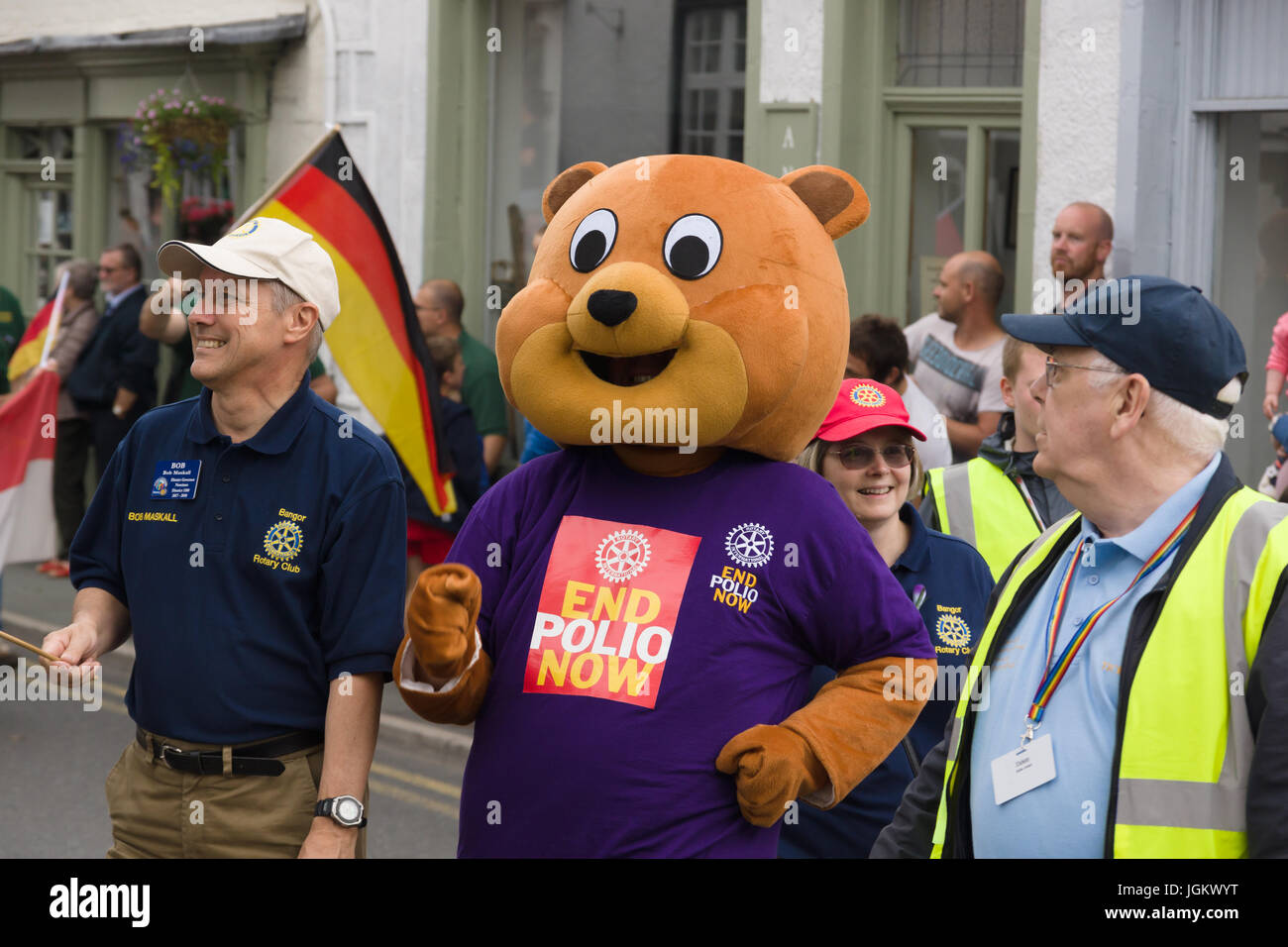 Les membres du Club Rotary de prendre part à une parade de rue pour mettre en surbrillance la Polio Now Campaign au cours de l'Eisteddfod international à Llangollen défilé Banque D'Images