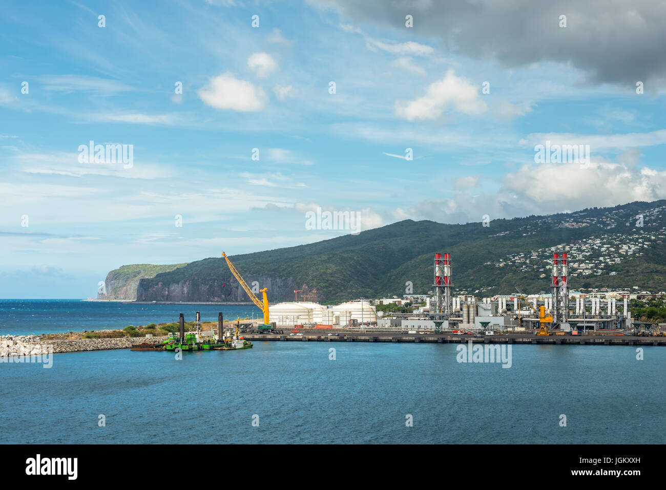 Le Port, l'île de la Réunion, France - 24 décembre 2015 : usines industrielles dans le Port, sur l'île de la Réunion, France. Banque D'Images