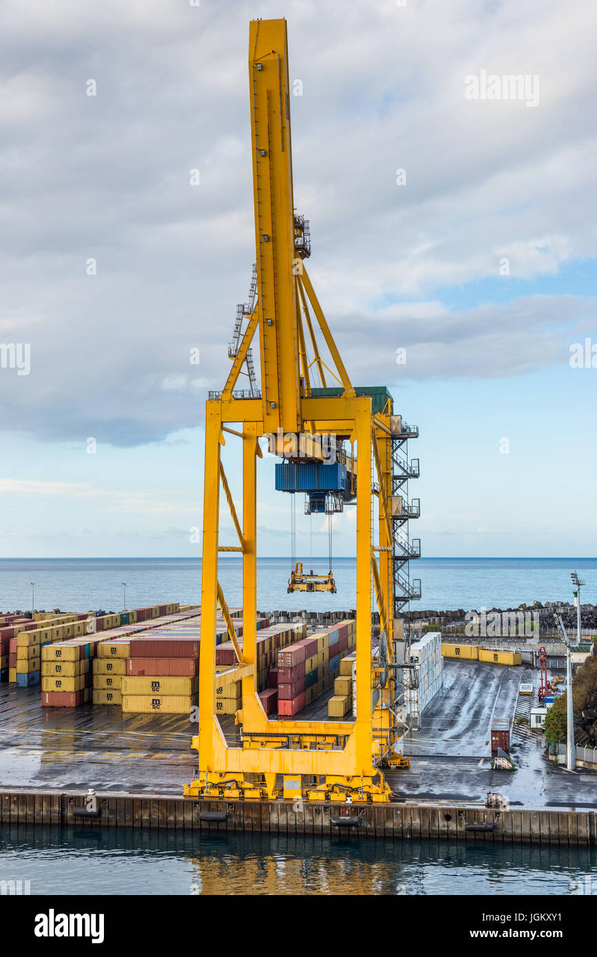 Le Port, l'île de la Réunion, France - 24 décembre 2015 : portique de manutention de conteneurs au port industriel en import export et logistique d'entreprise Nouveau Port Banque D'Images