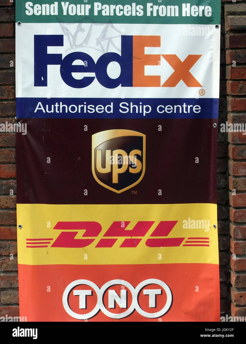 Les logos des sociétés de messagerie à l'extérieur de Mail Boxes Etc voyage centre à Londres Banque D'Images