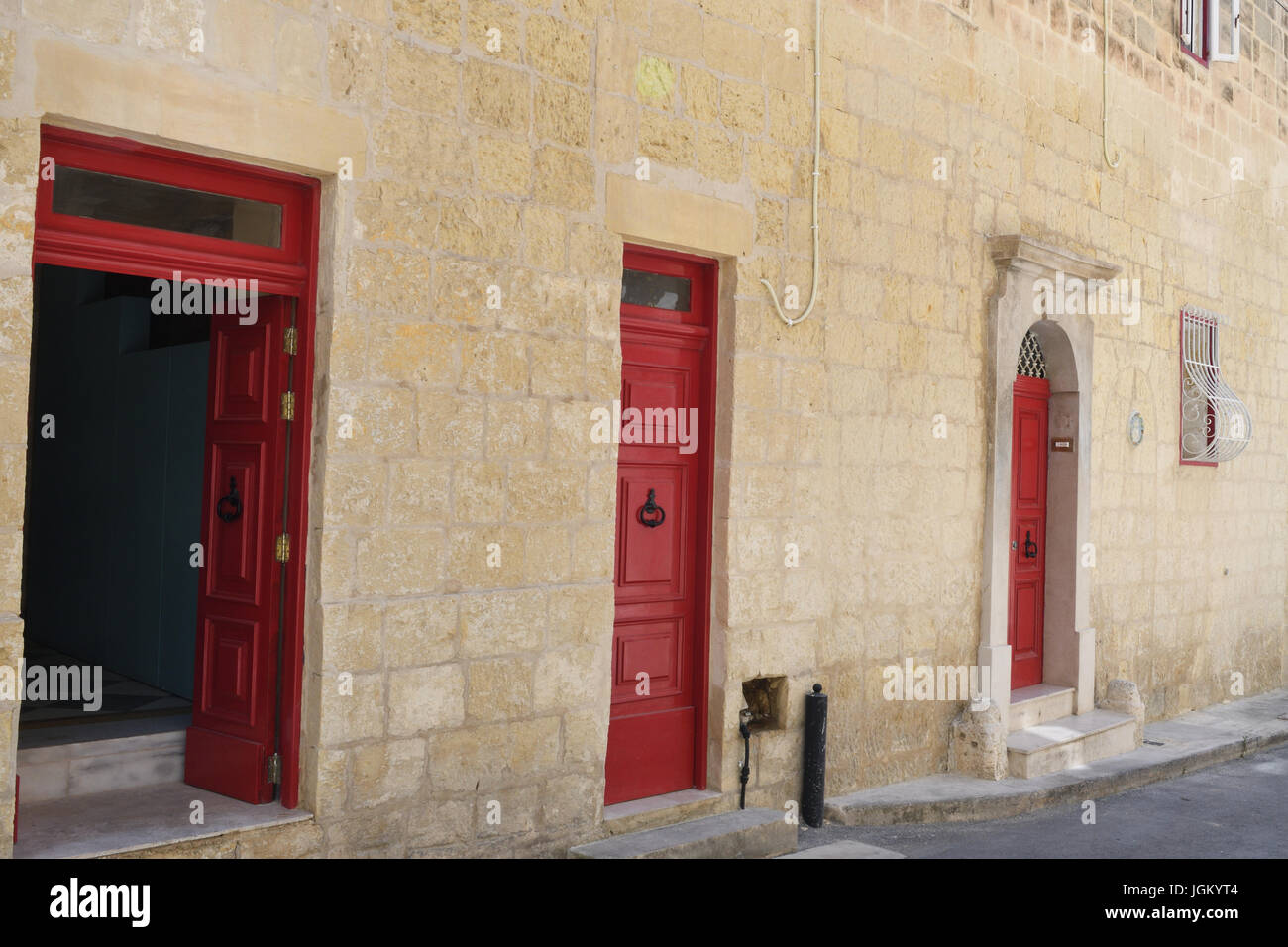 Série de façons porte fleuri rouge Banque D'Images