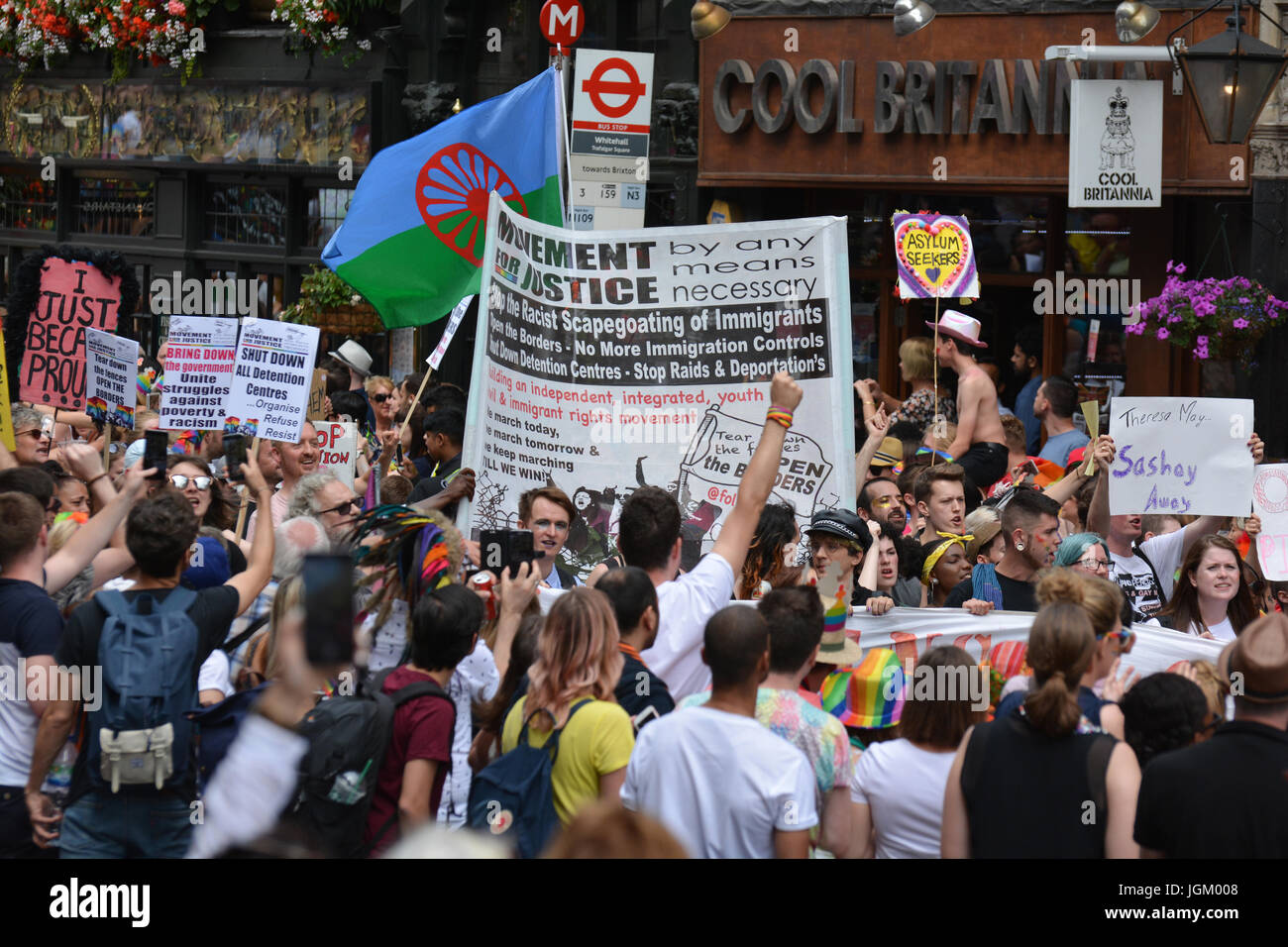 La fierté de Londres, 2017. Mouvement pour la justice réclame la même fierté que protester marchant devant de la parade officielle. Banque D'Images