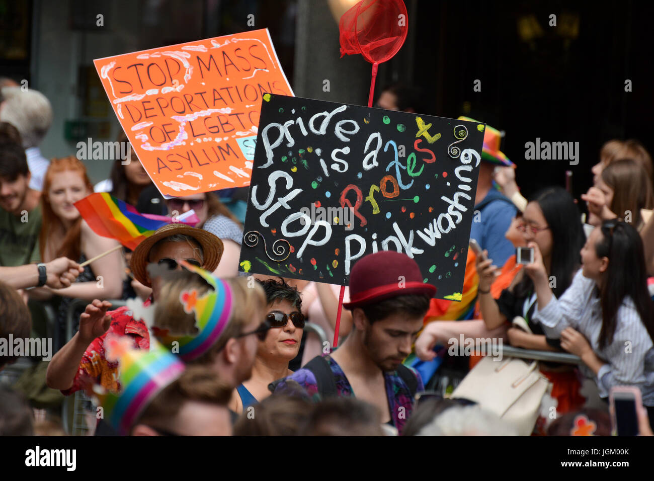 La fierté de Londres, 2017. Mouvement pour la justice réclame la même fierté que protester marchant devant de la parade officielle. Banque D'Images