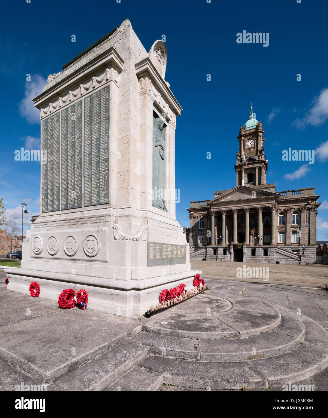 Hamilton Square, Birkenhead, Wirral, Merseyside, montrant l'hôtel de ville et monument aux morts Banque D'Images