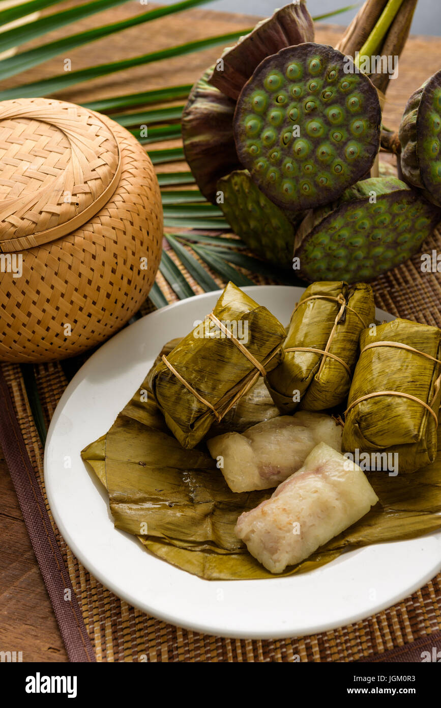 Les bananes avec riz gluant (Khao Tom mat ou Khao Tom Pad).Thai dessert décoration alimentaire avec la culture thaïlandaise, réglage de type objet taille pour couvrir,bannière Banque D'Images