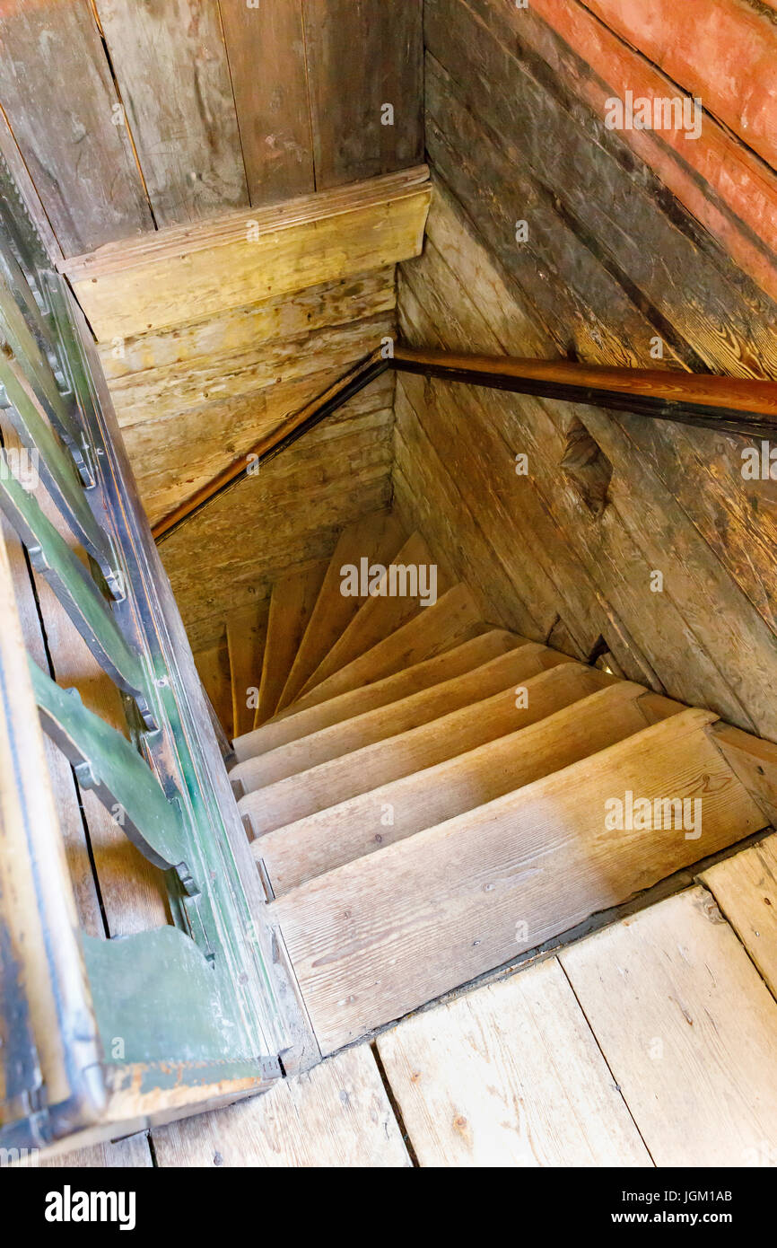 Escalier ronde en bois dans une maison faite de bois d'arbres Banque D'Images