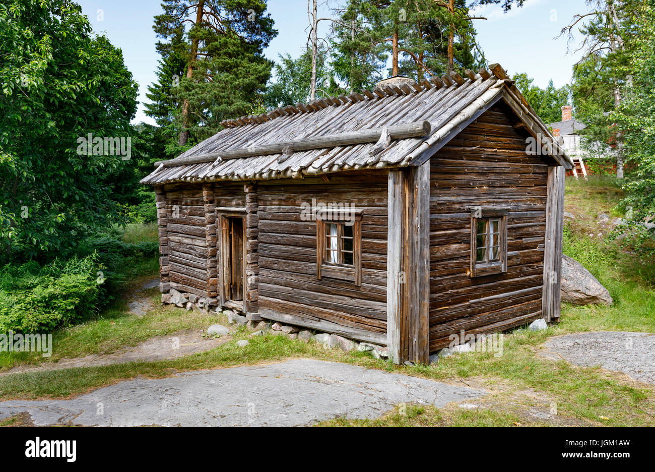 Extérieur d'un vieux bois faite maison de ferme ou log cabin in forest Banque D'Images
