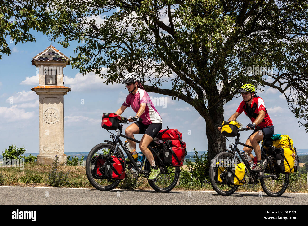 Les pistes cyclables en République tchèque dans le couple de Moravie du Sud passent à travers les vignobles. Valtice Wine Region, Europe valise en peluche cycliste Banque D'Images