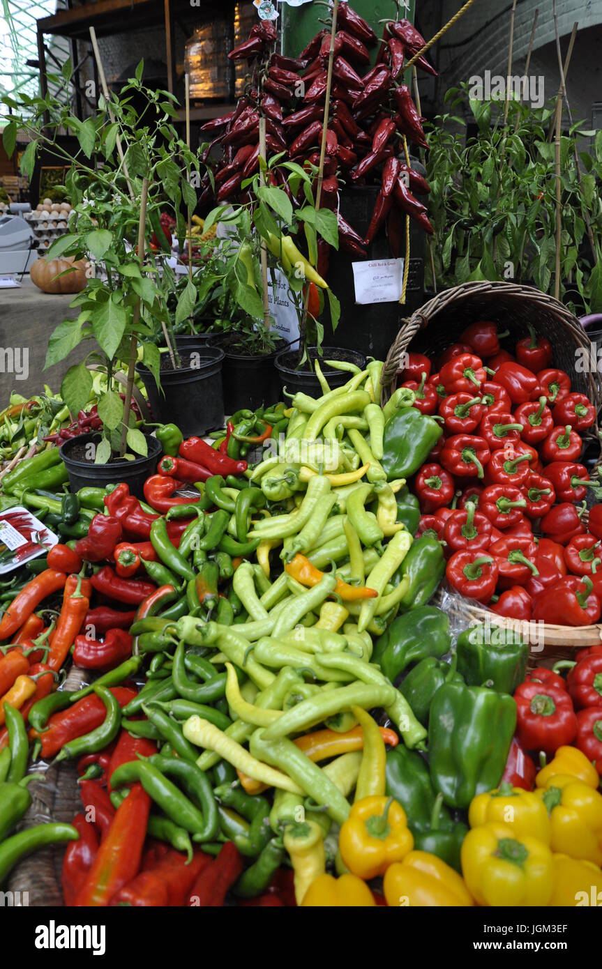 Les fruits et légumes colorés en gros tas sur l'extérieur, wc séparés à Borough Market, London Banque D'Images