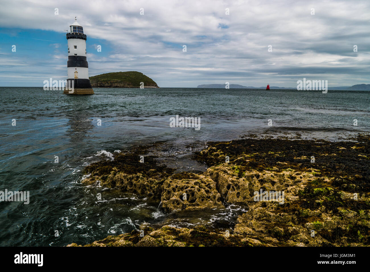 Penmon Point phare et l'île de macareux Banque D'Images