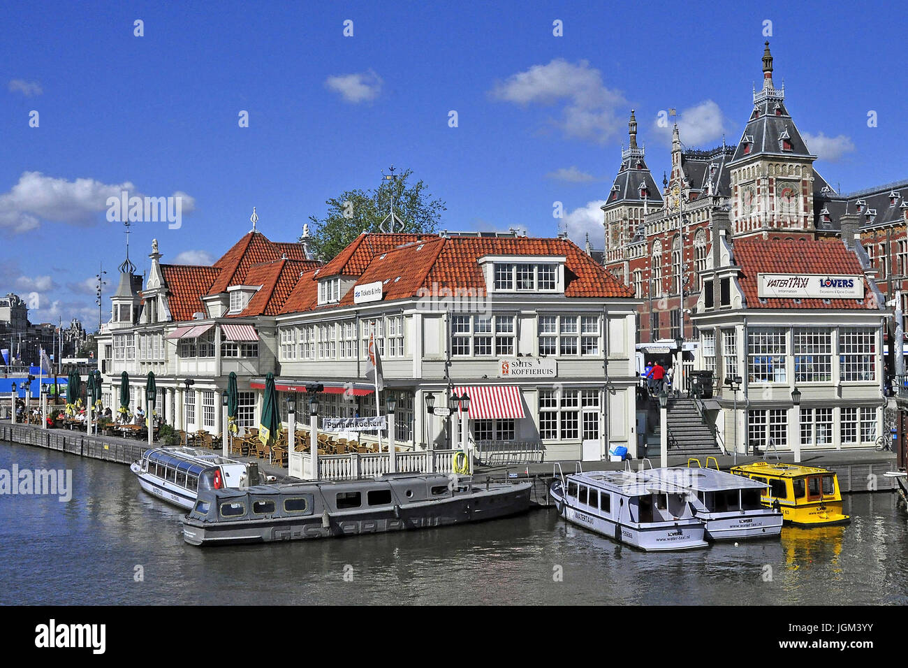 L'Europe, les Pays-Bas, la Hollande, Amsterdam, Centrum, Centre, gare  centrale, cafe, office de tourisme, canal, le trafic de bateaux, tourisme,  Smits, Koffeehuis S Photo Stock - Alamy