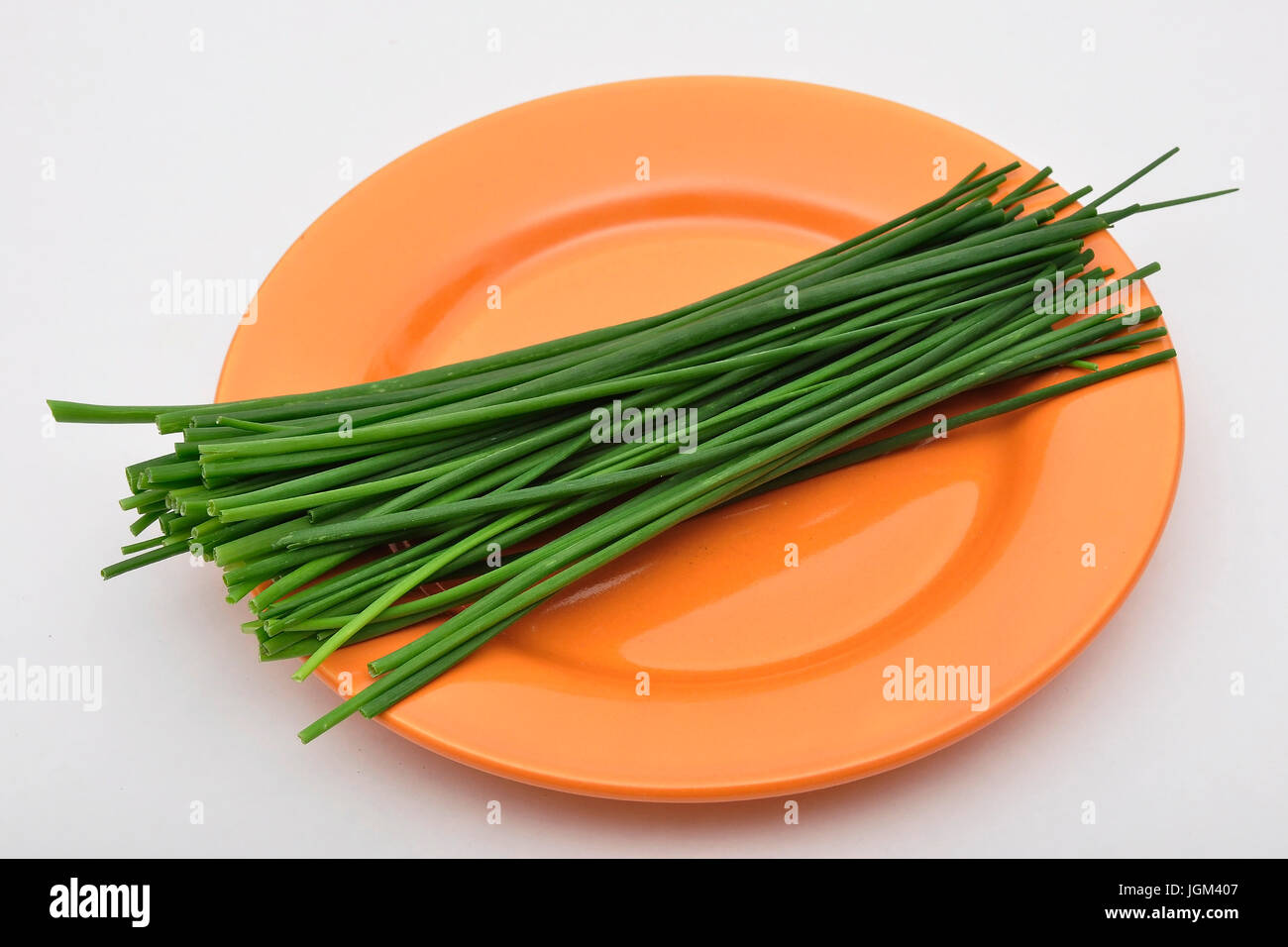 Plante, plantes, légumes, herbes, herbes, ciboulette, de la plaque, de l'alimentation, de l'alimentation, Stilllife, studio de l'admission, format horizontal, la ciboulette sur une assiette, Schnittlauch au Banque D'Images