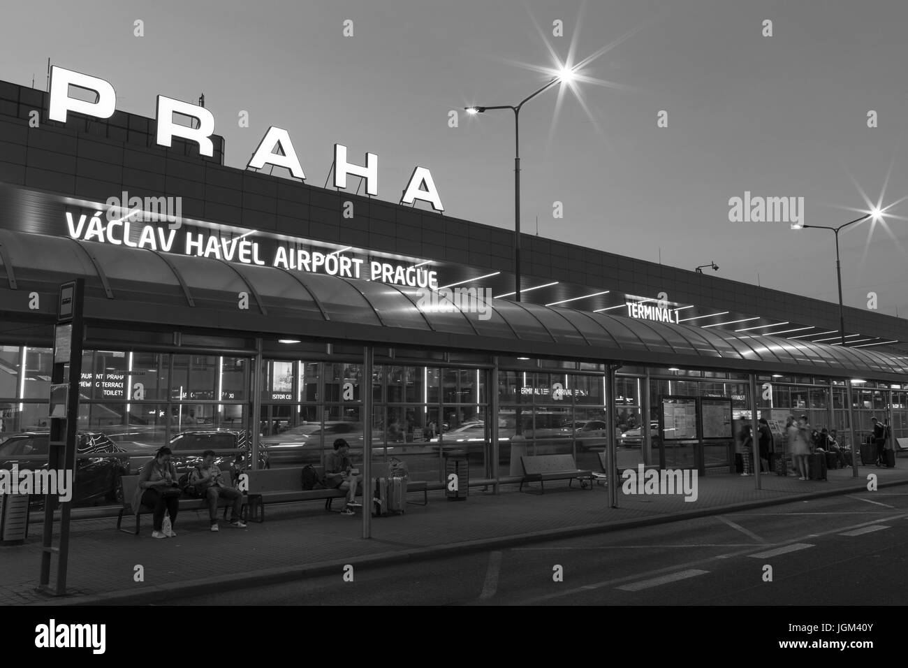 PRAGUE, RÉPUBLIQUE TCHÈQUE - 6 juillet 2017 : Vaclav Havel PRAGUE Airport - Terminal 1 bâtiment principal exterion de nuit le 6 juillet 2017 à Prague, République Tchèque Banque D'Images