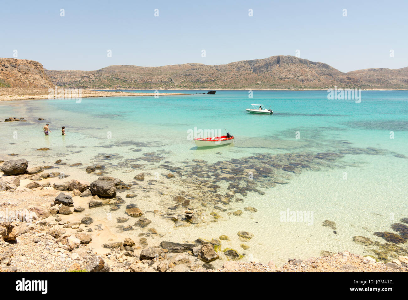 Les baigneurs entrant dans la mer turquoise dans les eaux peu profondes sur l'île de Gramvoussa, au nord-ouest, la Crète, Grèce Banque D'Images