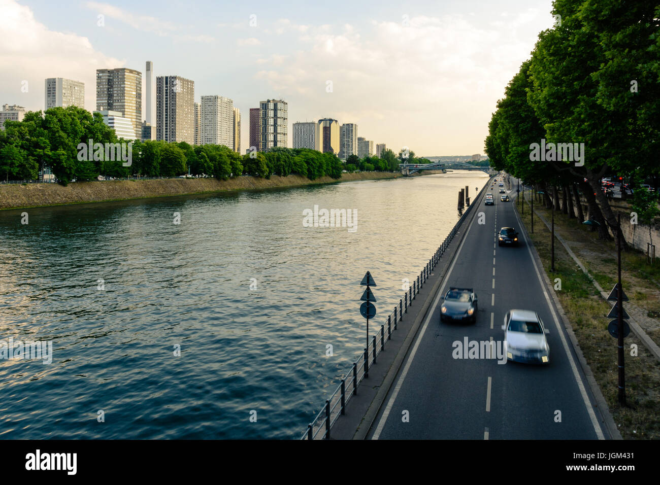 Le Front de Seine cityline dans le 15ème arrondissement de Paris avec la voie express Georges Pompidou et de la Seine au premier plan. Banque D'Images