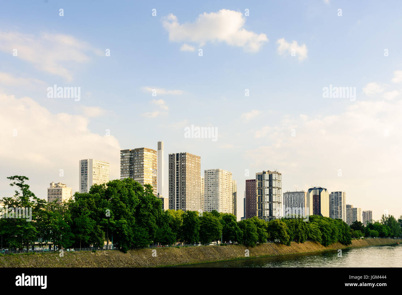 Le Front de Seine cityline dans le 15ème arrondissement de Paris avec la Seine au premier plan. Banque D'Images