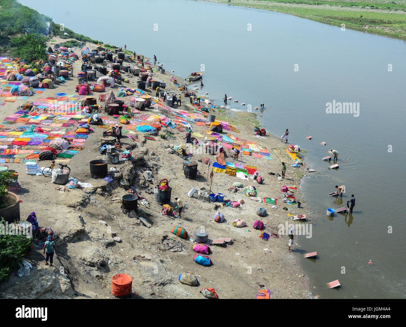 Agra, Inde - Jul 13, 2015. Les gens lave et sèche linge sur le sable au bord de la rivière Yamuna, Agra, Inde. Banque D'Images