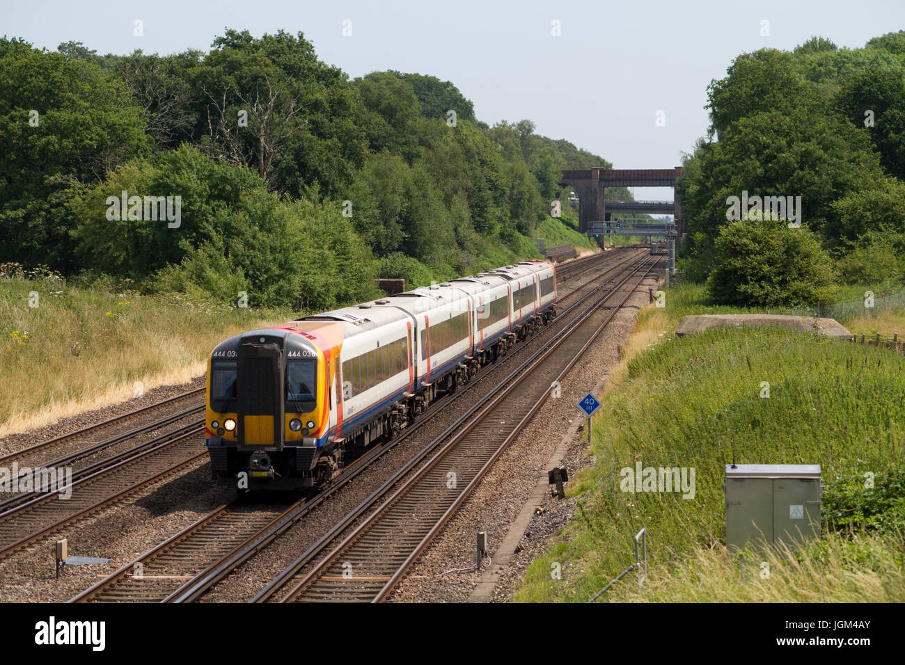 Une classe 444 Desiro passager express électriques exploités par des chefs de trains sud-ouest ouest à Potbridge dans le Hampshire. Banque D'Images