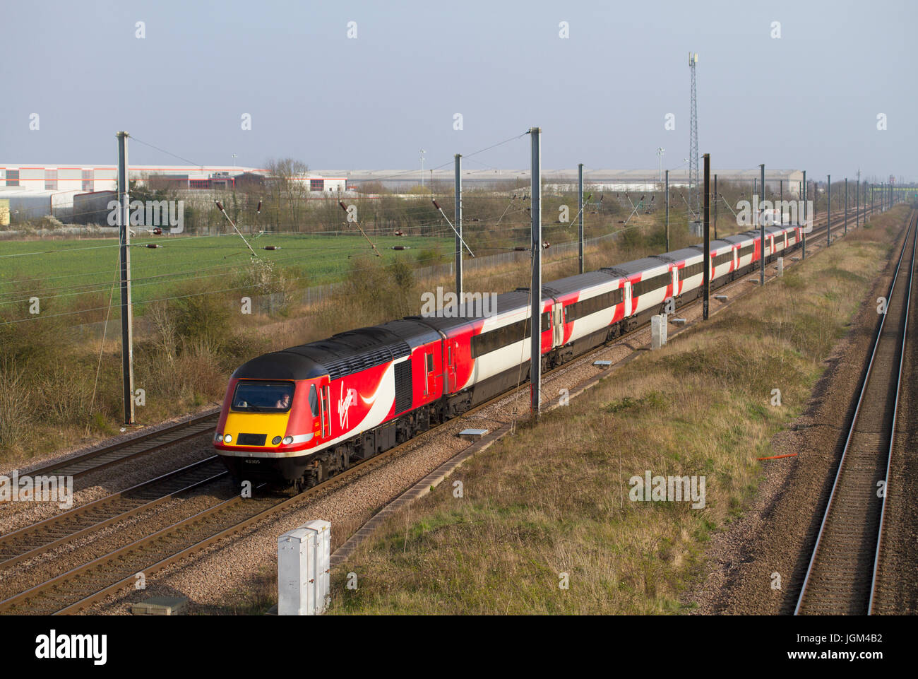 Un Virgin Trains TVH direction nord le long de la East Coast Main Line à Marholm dans Cambridgeshire. Banque D'Images