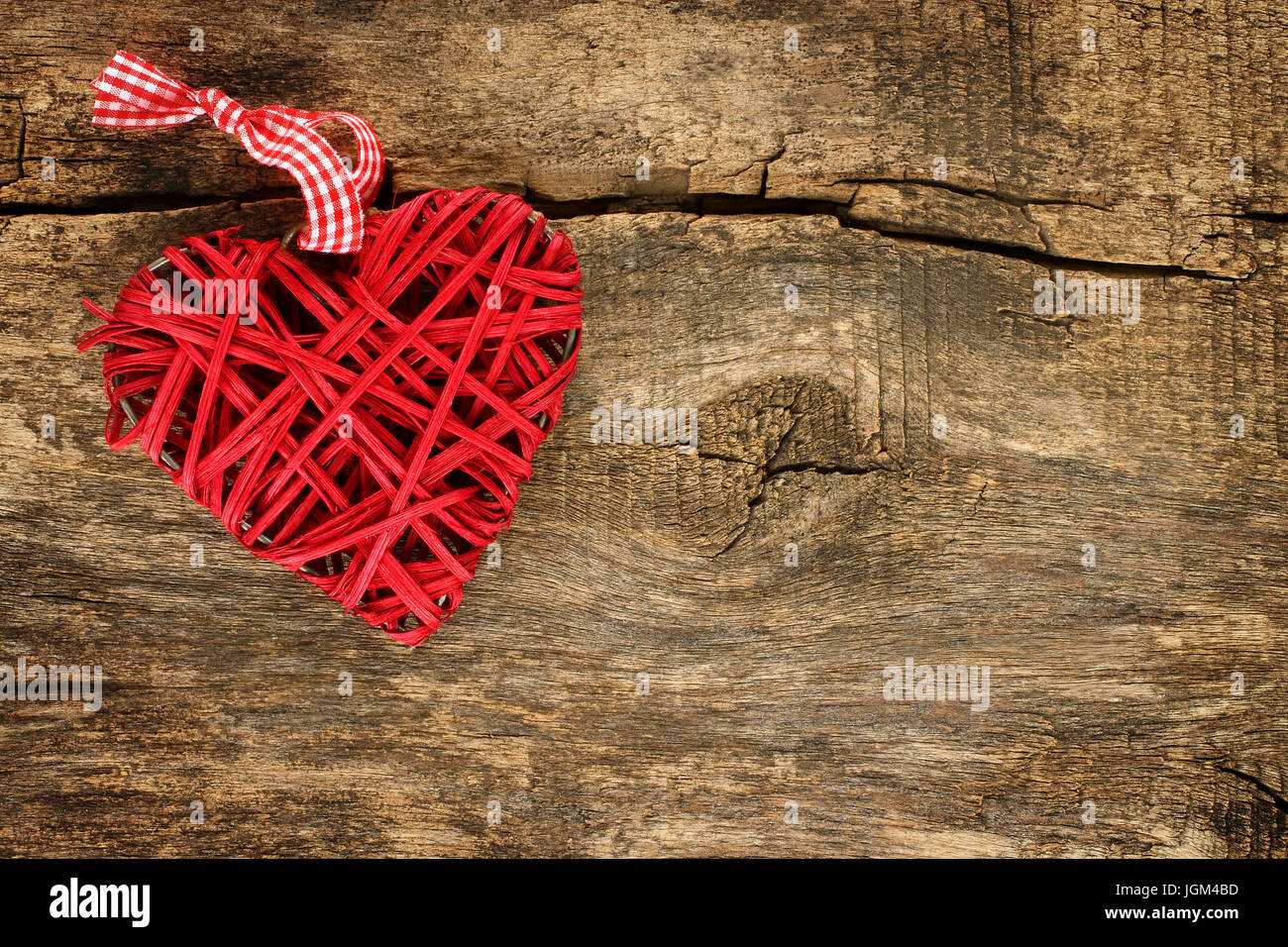 Coeur en osier rouge sur fond de bois close-up Banque D'Images