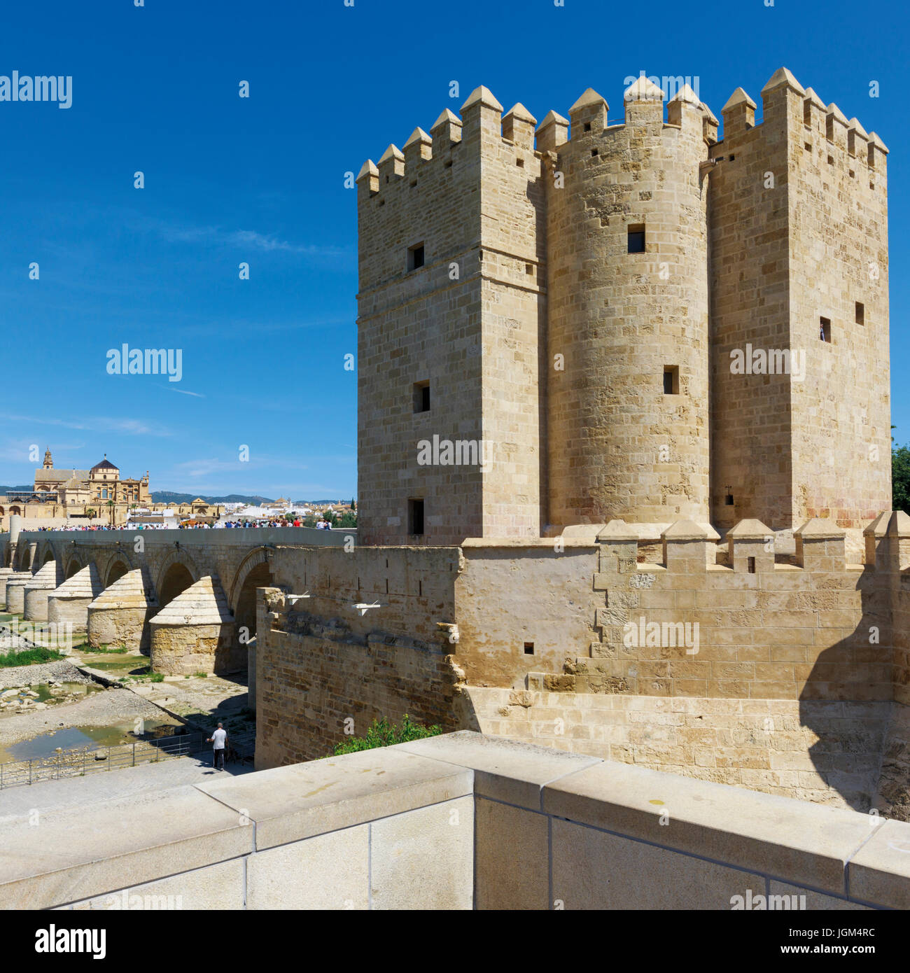 Cordoba, Cordoue, Andalousie, province du sud de l'Espagne. Torre de Calahorra (droite), pont romain et de la mosquée, la Mezquita. Le centre historique de Banque D'Images