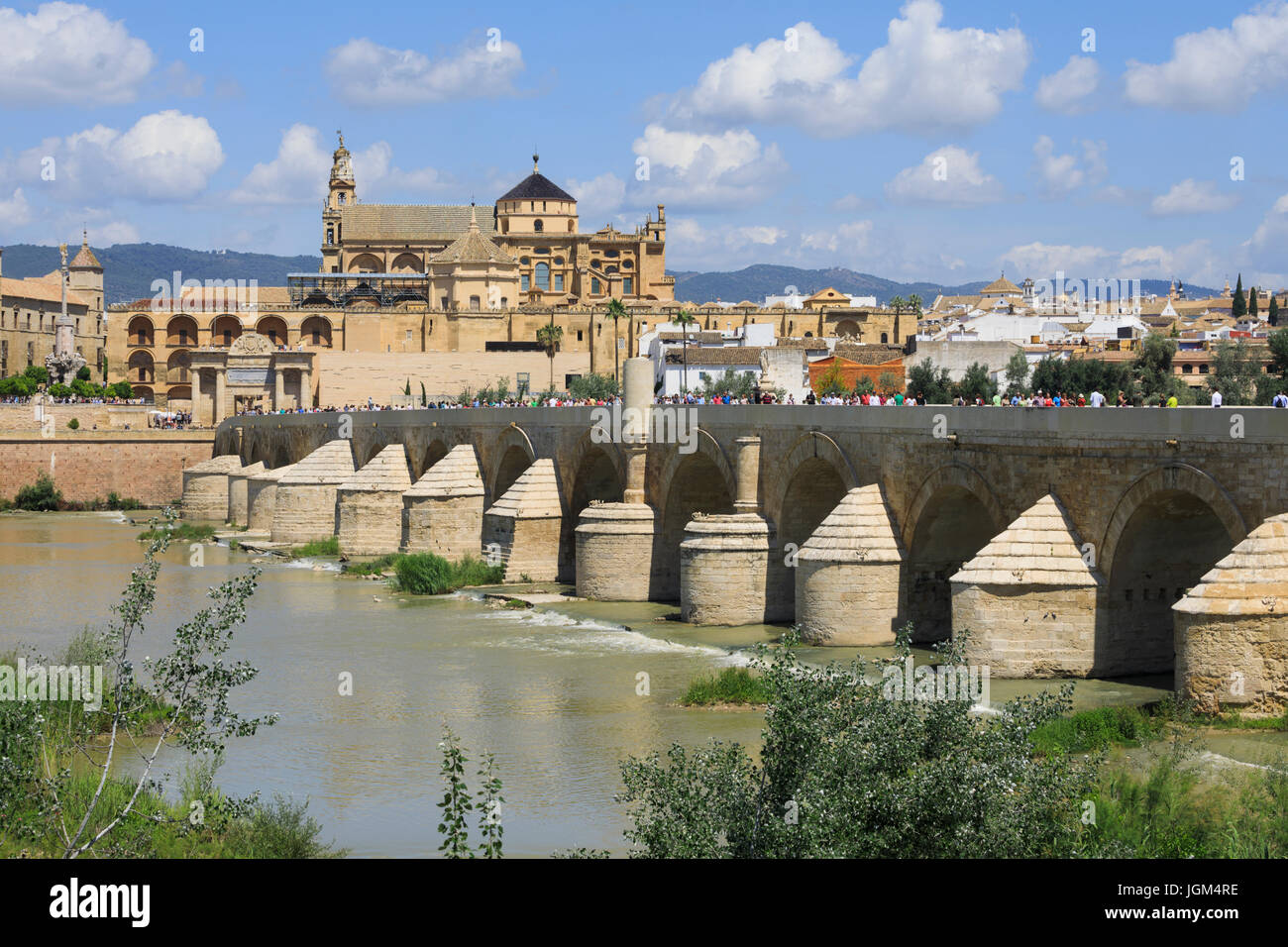 Cordoba, Cordoue, Andalousie, province du sud de l'Espagne. Pont Romain et de la mosquée, la Mezquita. Le centre historique de Cordoue est un monde de l'UNESCO Sa Banque D'Images
