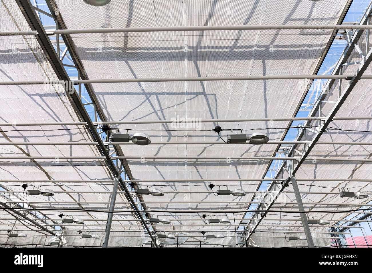 Avec l'intérieur à effet de pousser light installation sous toit en verre Banque D'Images