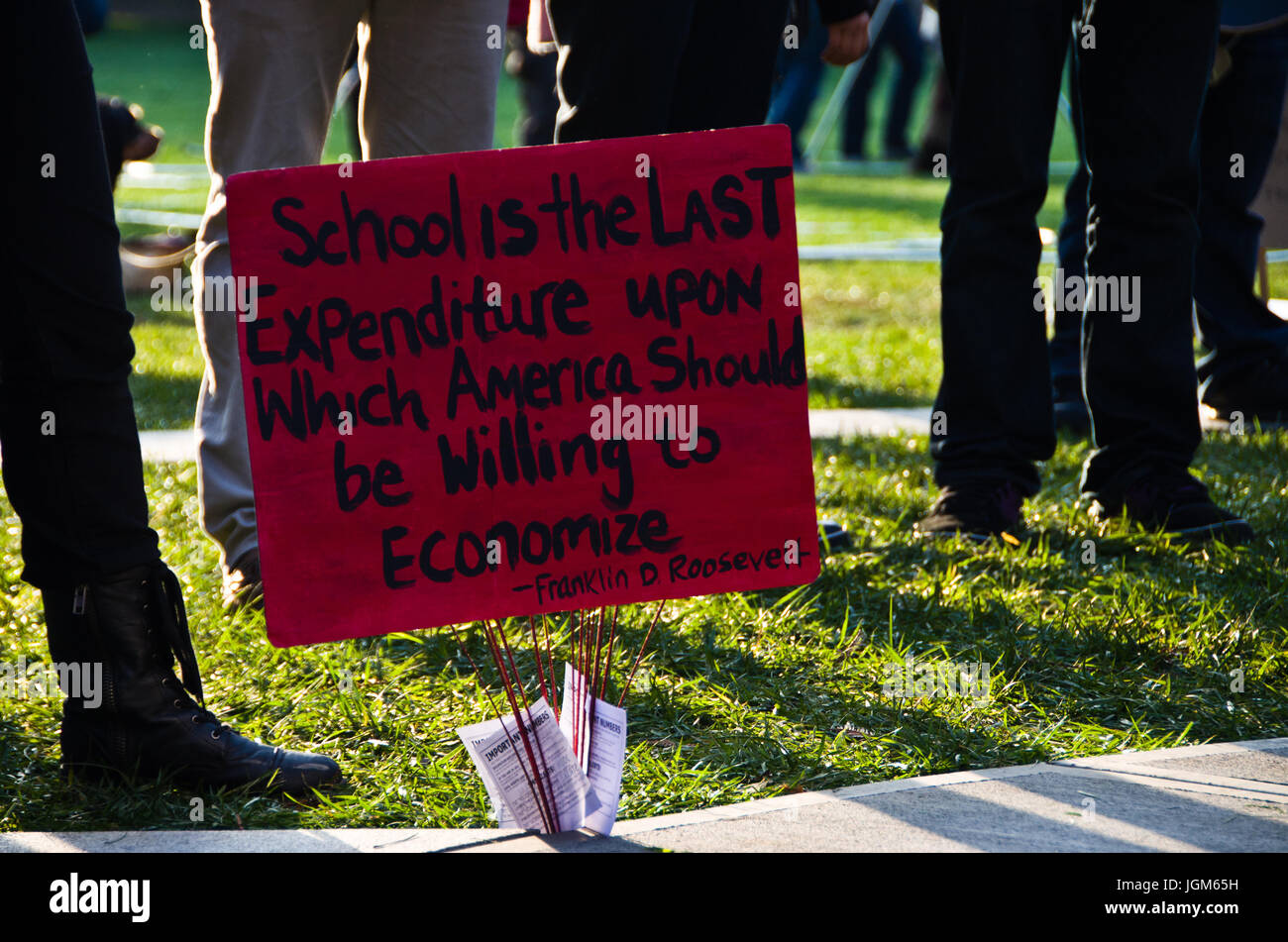 Signe de protestation dans l'herbe au cours de l'UC Davis mouvement occupy Banque D'Images