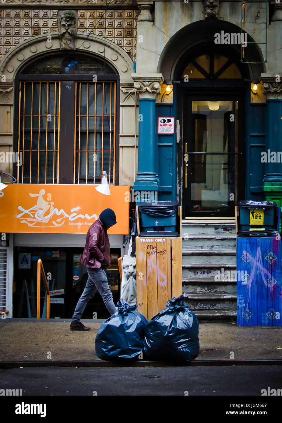 Homme travaillant dans les rues de New York au milieu de l'hiver. Banque D'Images