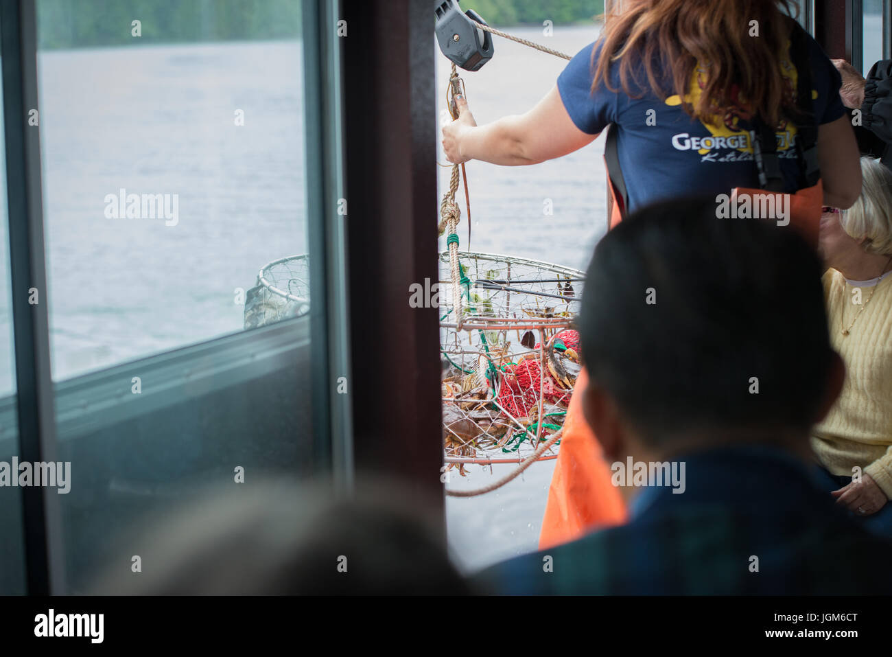 Crabes piéger sur un bateau en train d'être tiré pour voir le transport Banque D'Images