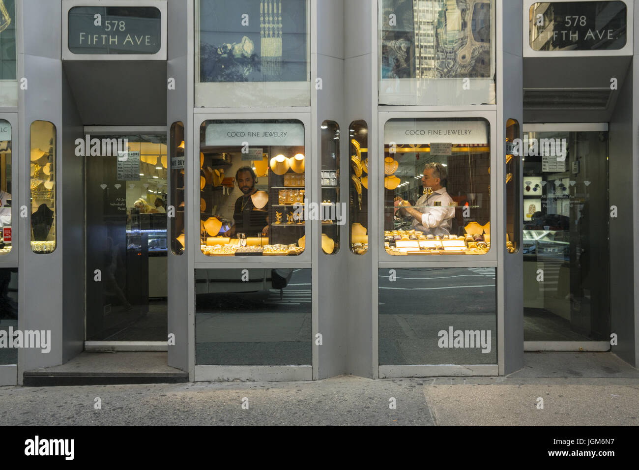 Compensation les vitrines de bijoutiers à la fin de la journée sur la 5e Avenue, sur le bord de la 'Diamond' Distrtict à Midtown Manhattan, New York. Banque D'Images