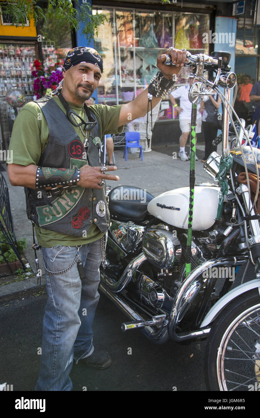 Puerto Rican Day Parade locale dans le quartier de Sunset Park, Brooklyn, New York. Les membres de la "sales" Moto Club prêt à embarquer dans la parade. Banque D'Images