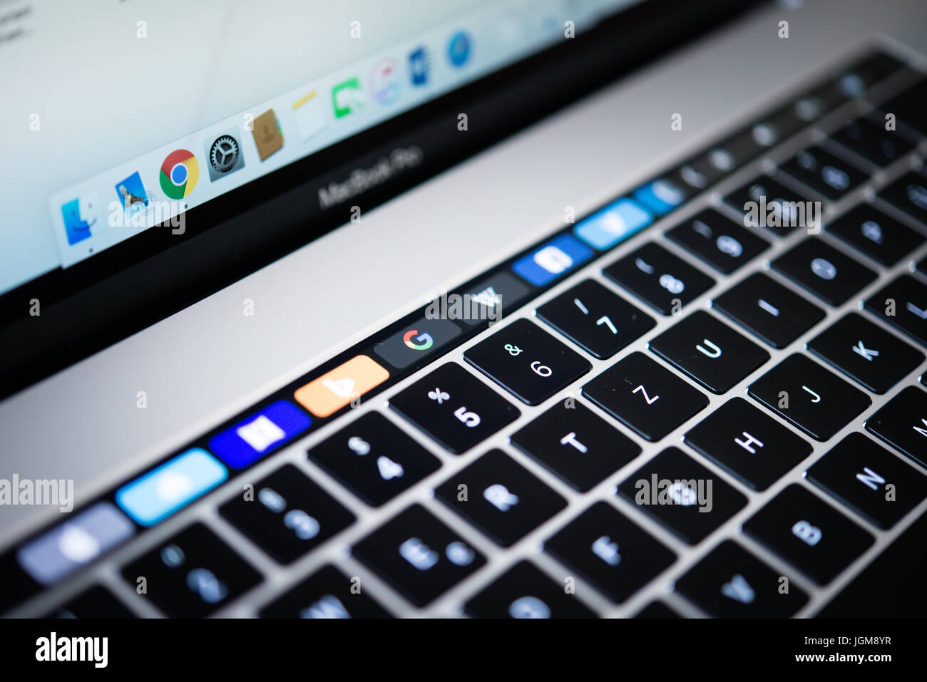 Clavier rétroéclairé et touchent la barre montrant des sites Web,  ordinateur portable, Apple MacBook Pro, close-up Photo Stock - Alamy