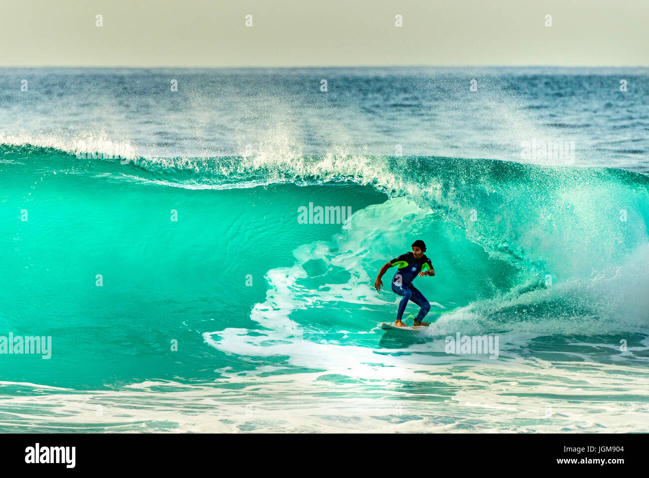 Surfer avec grande vague, Porto Moniz, Madeira, Portugal Banque D'Images