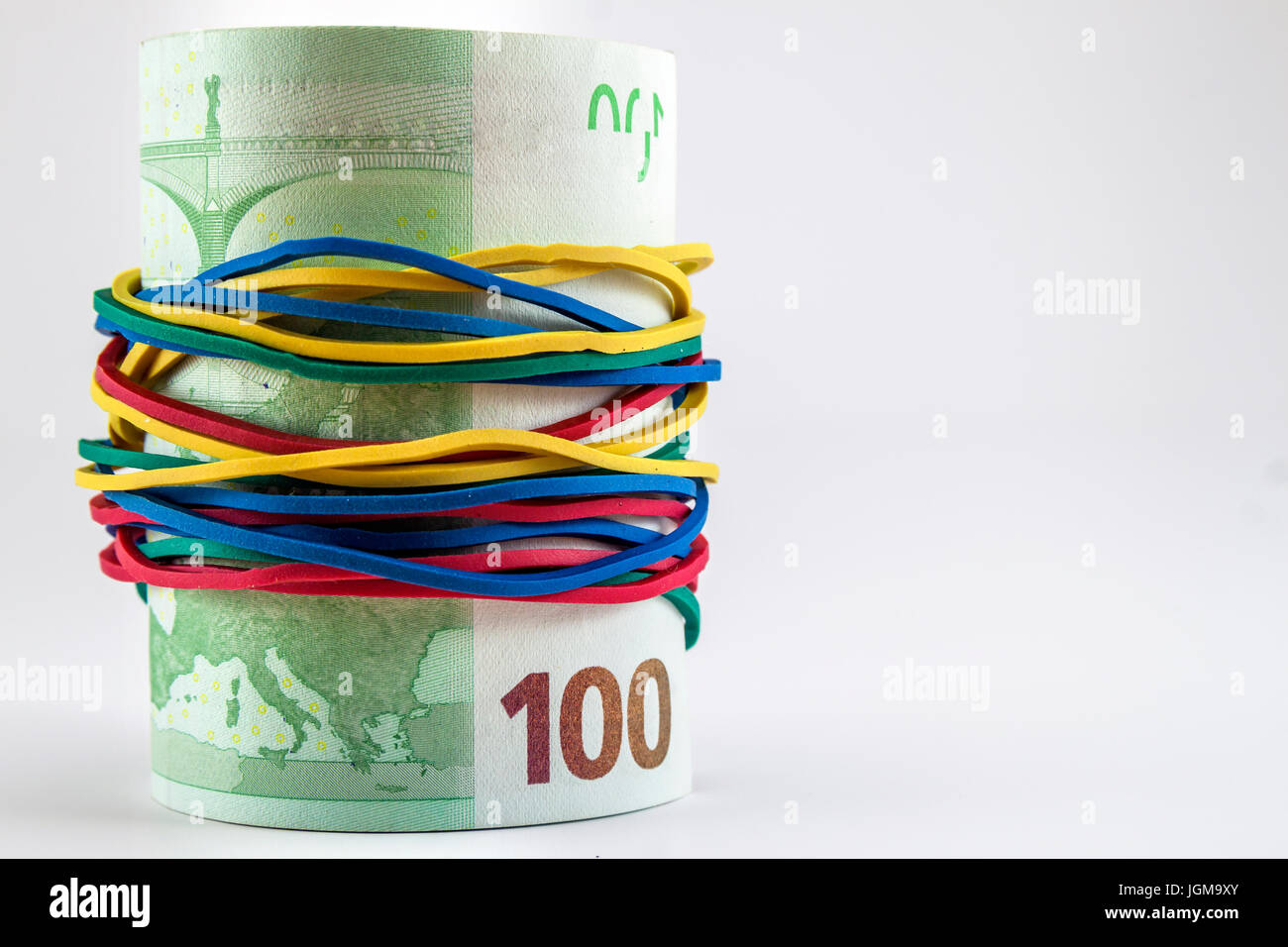 Une centaine de projets de l'euro de l'argent avec des chaînes en caoutchouc coloré autour de Banque D'Images