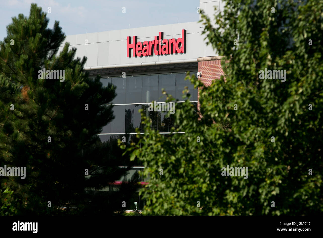 Un logo affiche à l'extérieur d'un établissement occupé par Heartland Payment Systems à Jeffersonville, Indiana, le 1 juillet 2017. Banque D'Images