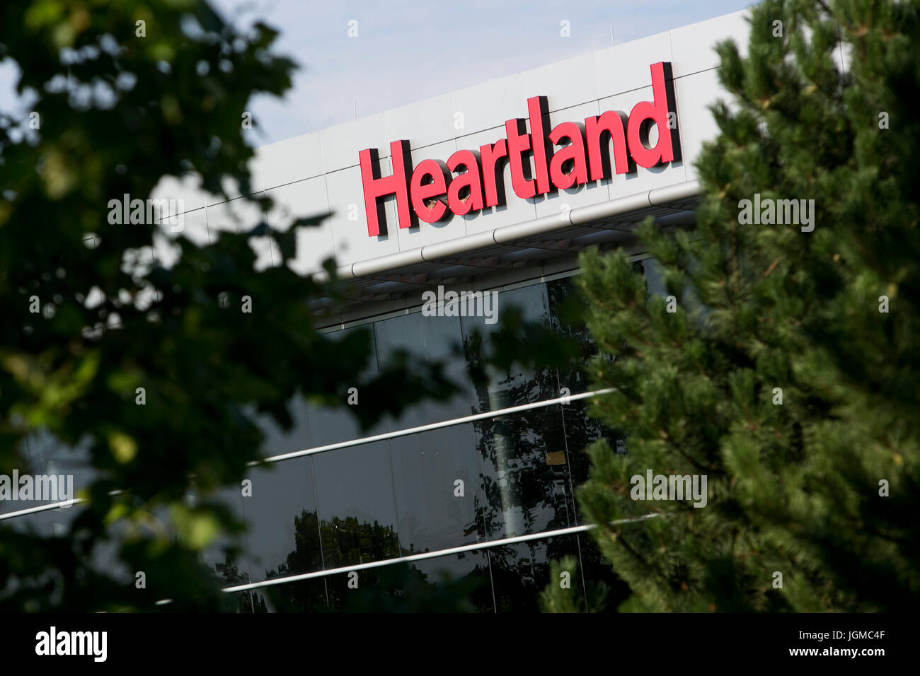 Un logo affiche à l'extérieur d'un établissement occupé par Heartland Payment Systems à Jeffersonville, Indiana, le 1 juillet 2017. Banque D'Images