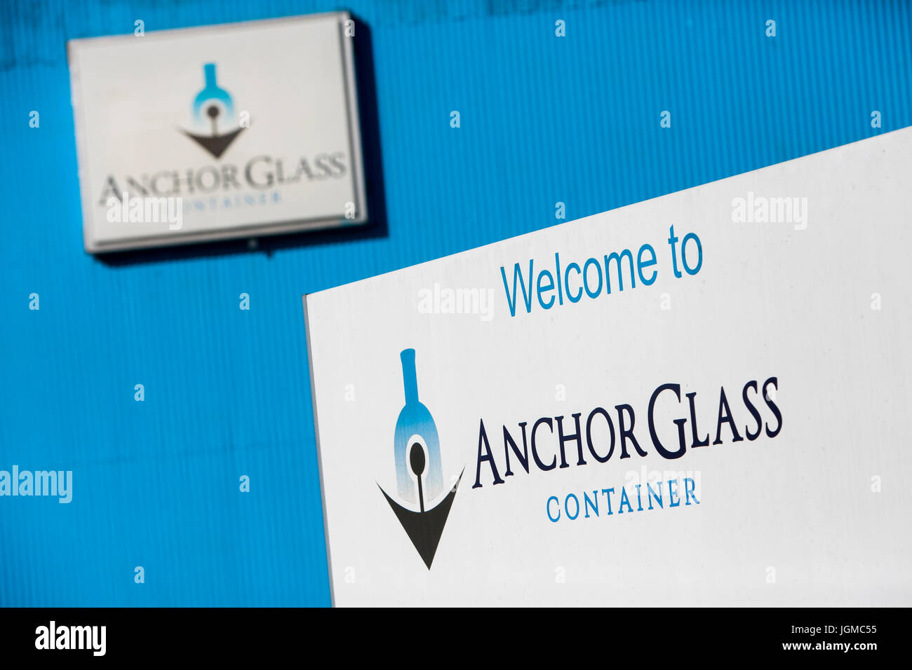 Un logo affiche à l'extérieur d'un établissement occupé par Anchor Glass Container Corporation dans la région de Lawrenceburg, Indiana le 2 juillet 2017. Banque D'Images