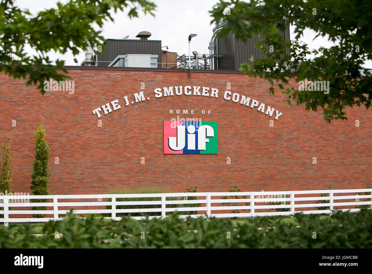 Un logo affiche à l'extérieur de la J. M. Smucker Company Jif Peanut Butter factory à Lexington, Kentucky, le 1 juillet 2017. Banque D'Images