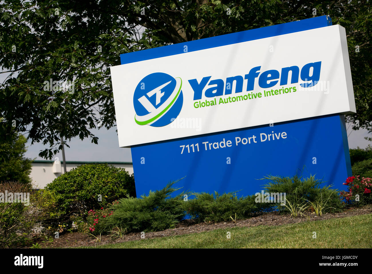 Un logo affiche à l'extérieur d'un établissement occupé par Yanfeng intérieurs des véhicules à Louisville, Kentucky, le 1 juillet 2017. Banque D'Images